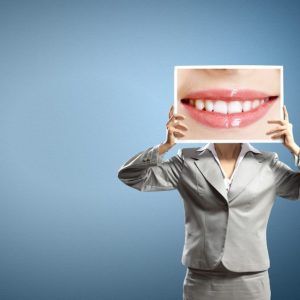Como cuidar nuestra boca durante la menopausia